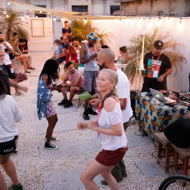 Los atardeceres musicales en Casa Gitana siempre marcan el ambiente para las actividades de la noche./Sunset Grooves at Casa Gitana always set the tone for the evening  activities .